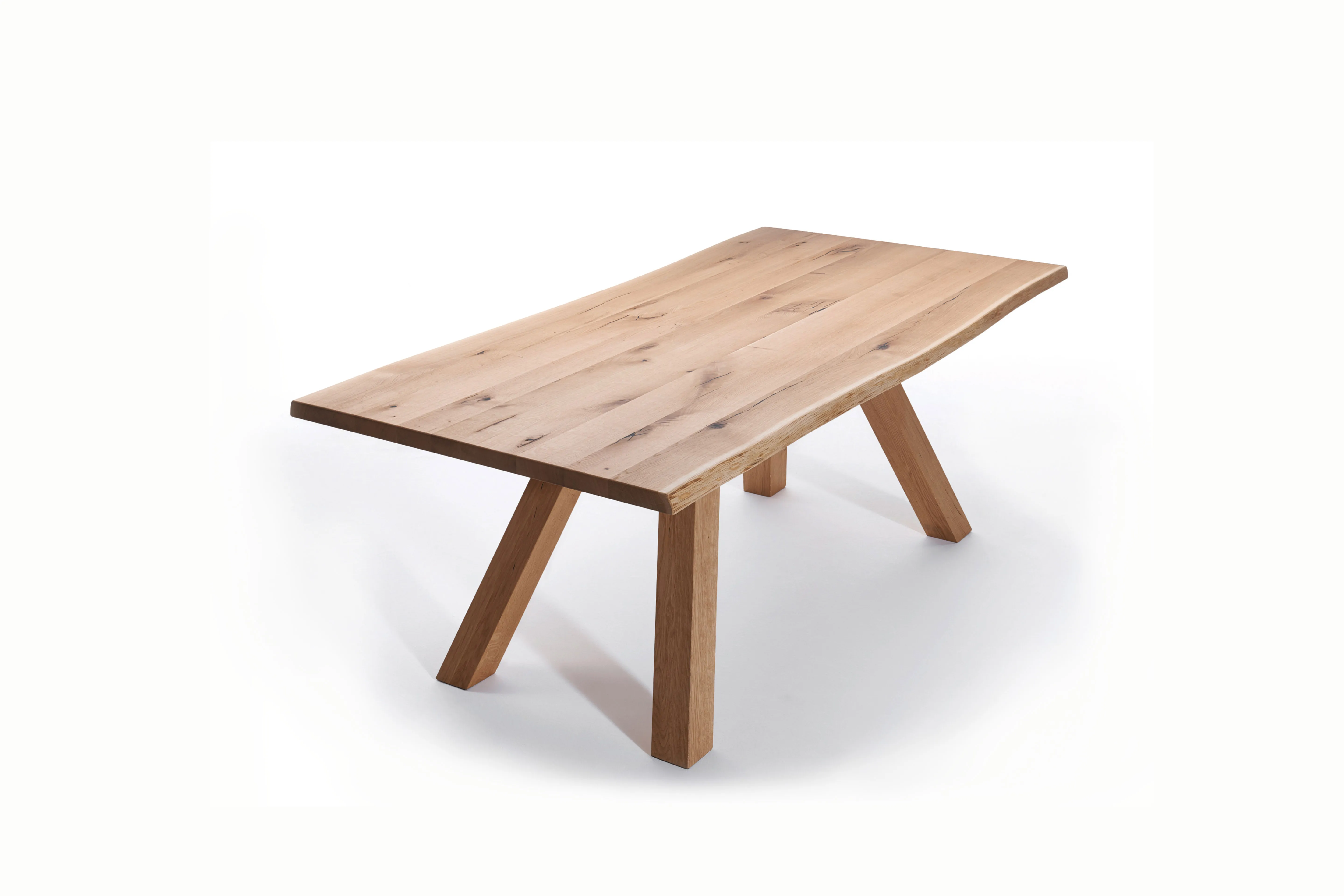 Baumtisch Ferrara Holzfuesse Schraeg.jpg