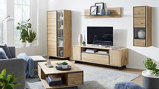 Wohnbereich Faro bestehend aus einem TV-Element FT04, einer Vitrine, einem Wandregal, einem Wandelement und einem Couchtisch