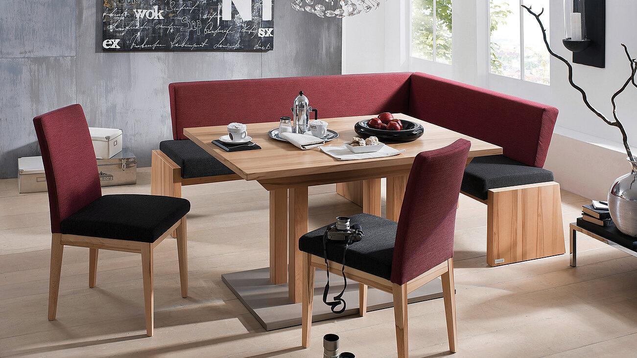Essgruppe Rivoli bestehend aus der Eckbank Rivoli, zwei Stühlen und einem Säulentisch