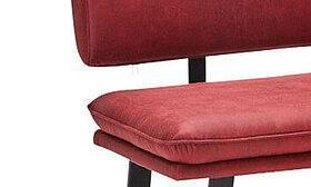 Roter Bezug mit schwarzem Metallgestell