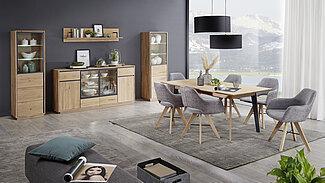 Wohnbereich Faro bestehend aus einem Vierfußtisch FT22, sechs Stühlen, einer Vitrine, einem Wandregal und einer Kommode