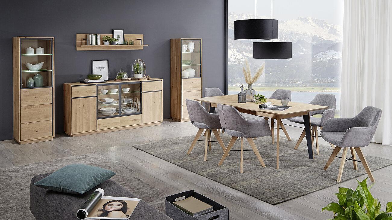 Wohnbereich Faro bestehend aus einem Vierfußtisch FT22, sechs Stühlen, einer Vitrine, einem Wandregal und einer Kommode