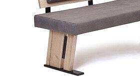 Grauer Bezug mit Holzwange