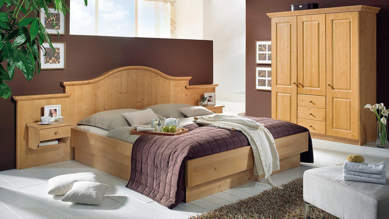 Schlafzimmer Telfs bestehend aus einem Bett und einem Schrank