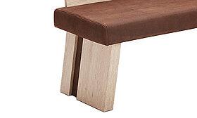 Brauner Bezug mit Holzwange