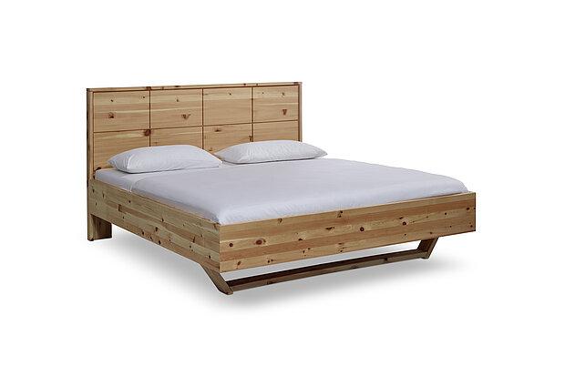 Doppelbett mit Holzkassettenrückwand in Zirbe Mod. Lugano