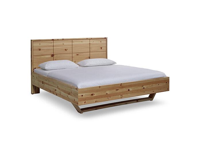 Doppelbett mit Holzkassettenrückwand in Zirbe Mod. Lugano