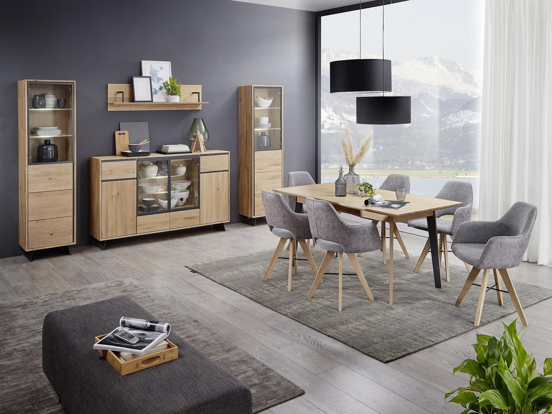 Wohnbereich Faro bestehend aus einem Vierfußtisch FT22, sechs Stühlen, einer Vitrine, einem Wandregal und einer Kommode