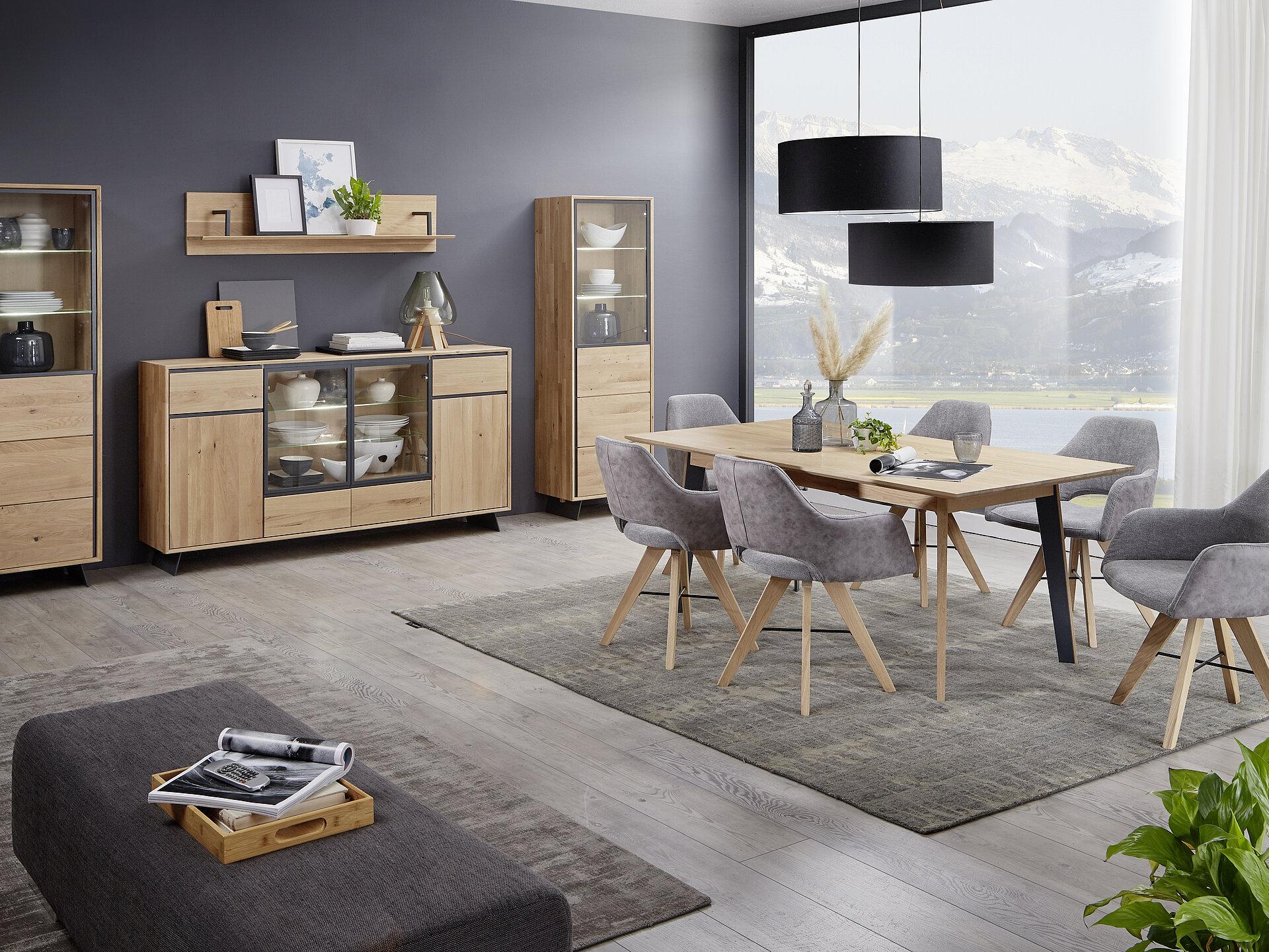 Wohnbereich Faro bestehend aus einem Vierfußtisch FT22, sechs Stühlen, einer Vitrine, einem Wandregal und einer Kommode