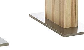 Furnierte Platte mit Holzsäulen