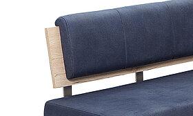 Blauer Bezug mit Holzwange