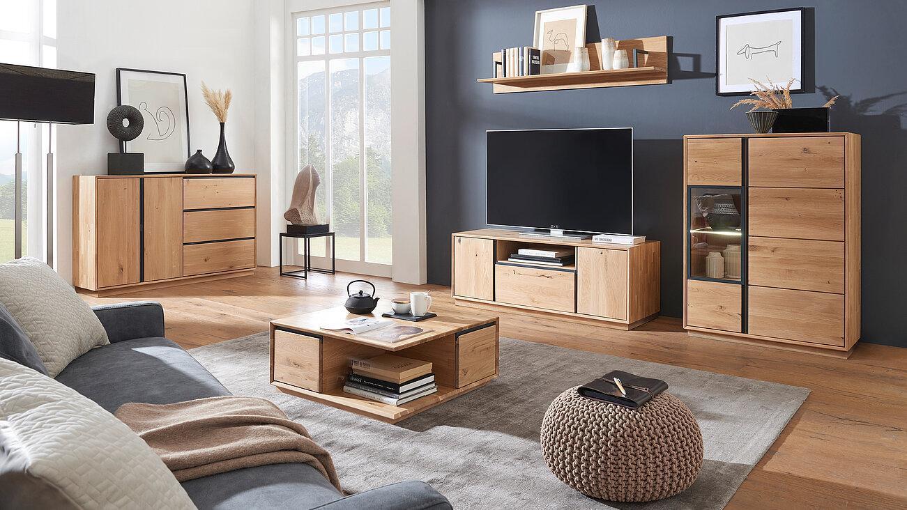 Wohnbereich Faro bestehend aus einem TV-Element FT11, einer Vitrine, einem Wandregal, einer Kommode und einem Couchtisch