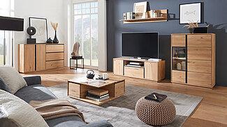 Wohnbereich Faro bestehend aus einem TV-Element FT11, einer Vitrine, einem Wandregal, einer Kommode und einem Couchtisch