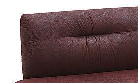 Roter Bezug mit Holzgestell