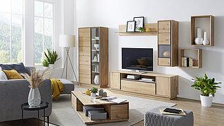 Wohnbereich Faro bestehend aus einem TV-Element FT04, einer Vitrine, zwei Wandregalen, einem Wandelement und einem Couchtisch
