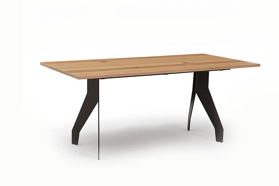 Furnierte Platte mit schwarzem Metallgestell